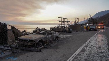 Un automóvil quemado se ve estacionado junto a casas reducidas a cenizas en el incendio de Palisades, a lo largo de la Pacific Coast Highway en Malibú, California, el 9 de enero de 2025.&nbsp; 
