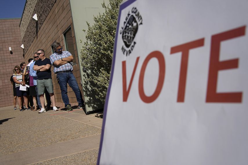 Gente esperando para votar en un centro electoral el martes 14 de junio de 2022 en Las Vegas.&nbsp;