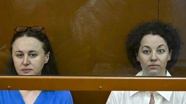 La directora de teatro rusa Yevgeniya Berkovich (derecha) y la dramaturga Svetlana Petriychuk, acusadas de justificar el terrorismo por su obra premiada sobre las novias rusas del Estado Islámico, se sientan dentro de un palco de los acusados durante el anuncio del veredicto en Moscú el 8 de julio de 2024. Las artistas fueron condena a seis años de prisión.
