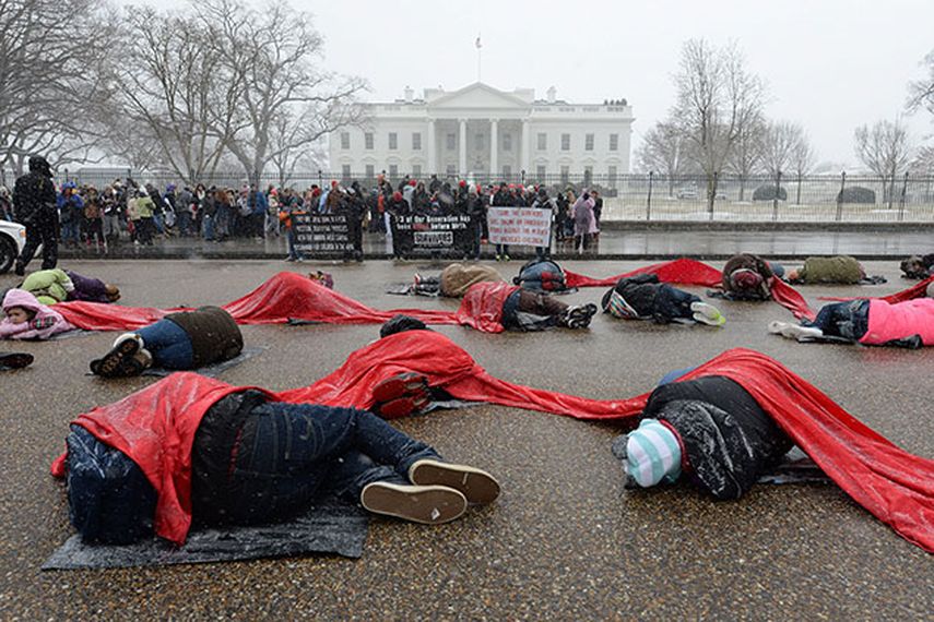 Activistas contra el aborto protestan, acostados en el piso, en la Avenida Pensilvania, al frente de la Casa Blanca, en Washington, DC. (EFE/Michael Reynolds)