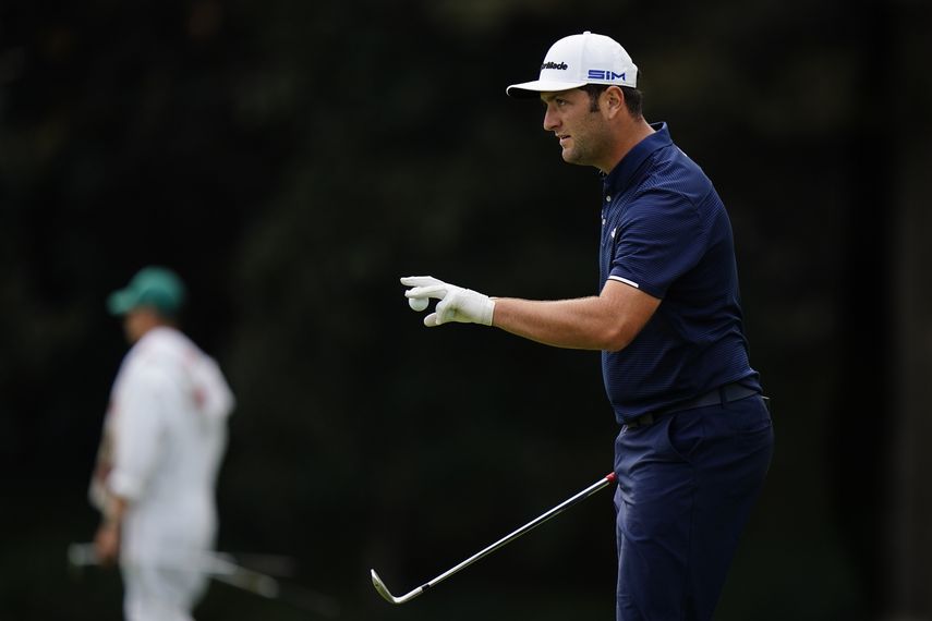 Jon Rahm, de España, sostiene su bola después de poner en el hoyo 15 durante una ronda de práctica para el torneo de golf Masters el martes 10 de noviembre de 2020 en Augusta, Georgia&nbsp;