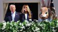 El presidente y la primera dama de Estados Unidos, Donald y Melania Trump, acompañados de un conejo de Pascua disfrazado, hablan durante la apertura de los jardines de la Casa Blanca para que centenares de niños jueguen a la tradicional carrera de huevos de Pascua este lunes, en Washington.