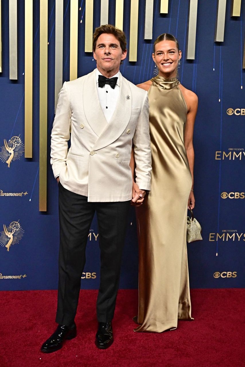 El actor estadounidense James Marsden (izq.) y la modelo holandesa Frederique Brons llegan a la 77.ª edición de los Premios Primetime Emmy en el Teatro Peacock de LA Live en Los Ángeles el 14 de septiembre de 2025
