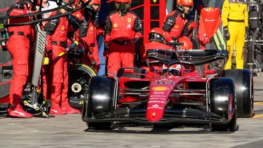 El piloto de Ferrari Charles Leclerc, de Mónaco, maneja para salir del pit lane tras un cambio de neumáticos en el Gran Premio de Fórmula 1 de Melbourne, Australia, el domingo 10 de abril de 2022.