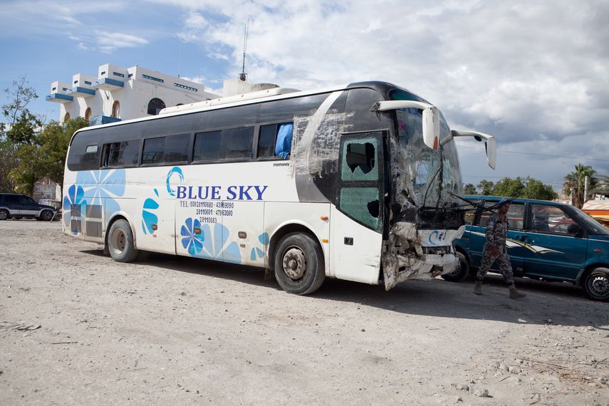 Vista del autobús accidentado en Gonaives, en el norte de Haití &nbsp;en una estación de Policía para realizar el proceso de investigación.
