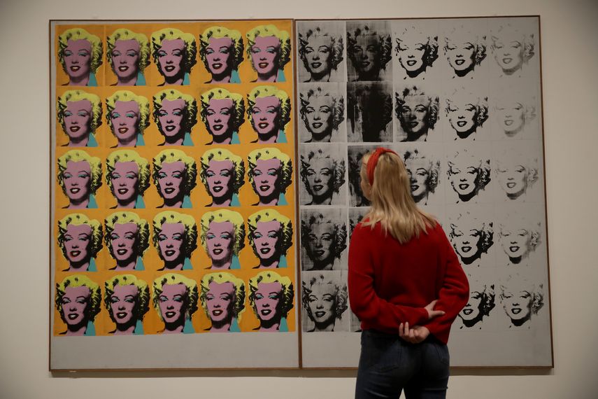Una representante del Tate Modern, en el centro, posa junto a la obra de Andy Warhol de 1962 Marilyn Diptych durante una presentaci&oacute;n a la prensa de la exposici&oacute;n Andy Warhol en el museo en Londres, el martes 10 de marzo del 2020.&nbsp;&nbsp;