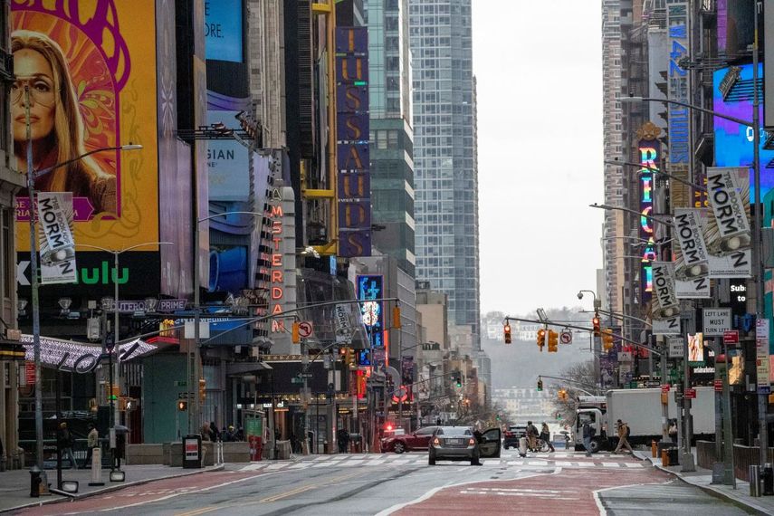 Los semáforos iluminan la calle 42 en Times Square, Nueva York el miércoles 25 de marzo de 2020. 
