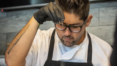 El chef Carlos Brescia prepara su receta peruana de yuca huancaína. 