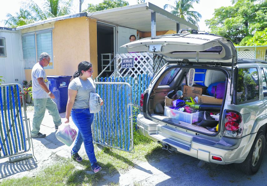 Habitantes de las casas móviles de La Pequeña Haití son obligados a evacuar. 