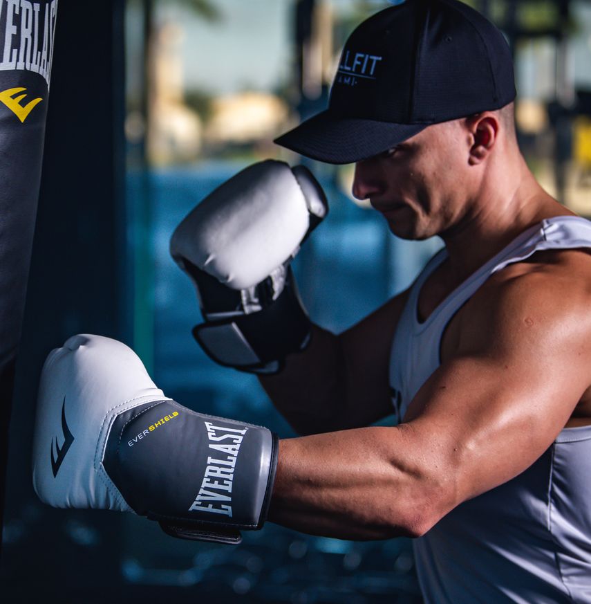 El entrenador y exacr&oacute;bata circense cubano Isnovel Navarro.