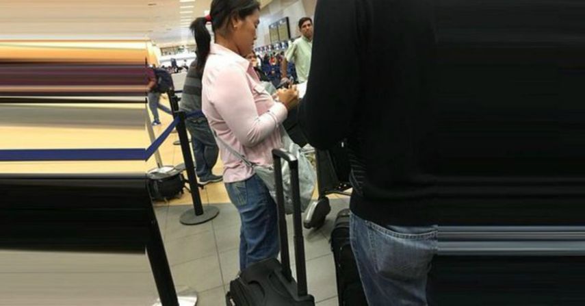 La líder del partido Fuerza Popular, Keiko Fujimori, fue fotografiada en el&nbsp;mientras pasaba los controles de embarque del aeropuerto internacional de Lima.&nbsp;