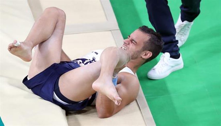  Ait Said quedó con las pierna izquierda completamente doblada. (EFE)