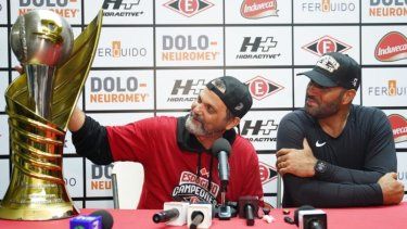 El mánager de los Leones del Escogido, Albert Pujols observa el trofeo de campeón en la LIDOM