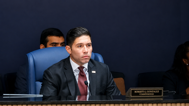 Roberto González, comisionado de Miami-Dade por el Distrito 11 pide más fondos para oficina del sheriff.&nbsp;