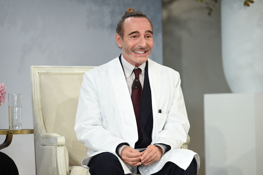 John Galliano interviene en el escenario durante la conferencia Forces of Fashion de Vogue en Milk Studios el 12 de octubre de 2017 en la ciudad de Nueva York.