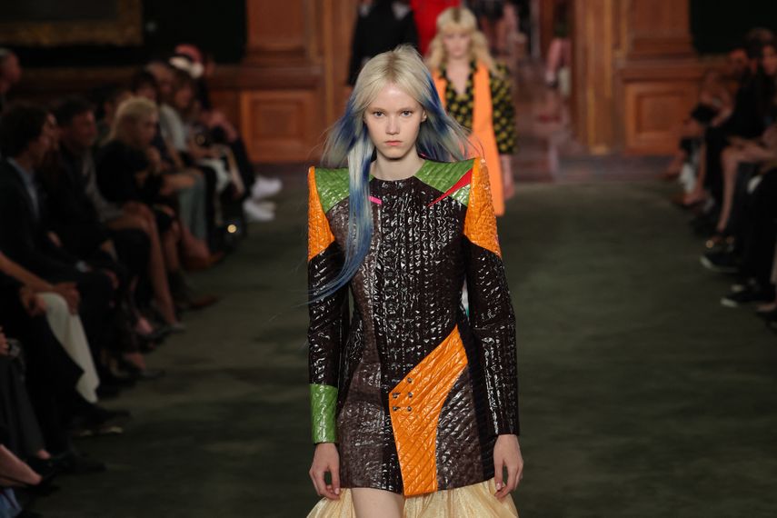 Una modelo desfila por la pasarela durante el desfile de la colección Louis Vuitton 2027 en la Frick Collection de Nueva York el 20 de mayo de 2026.