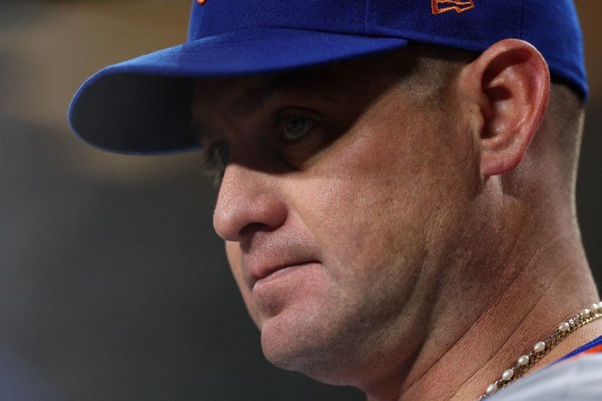 El mánager Carlos Mendoza #64 de los Mets de Nueva York observa desde el dugout la quinta entrada del partido de la MLB contra los Diamondbacks de Arizona en el Chase Field el 5 de mayo de 2025 en Phoenix, Arizona. El estratega venezolano cree que es momento de saber qué sucede con Juan Soto&nbsp;