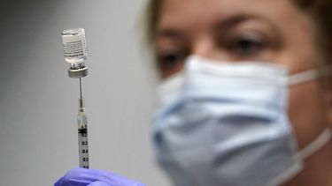 Una enfermera aplica la vacuna de Pfizer contra el COVID-19. 