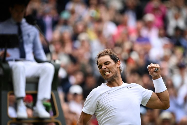 El español Rafael Nadal celebra la victoria contra el argentino Francisco Cerundolo al final de su partido de tenis individual masculino en el segundo día del Campeonato de Wimbledon 2022 en The All England Tennis Club en Wimbledon