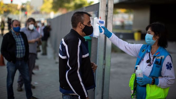 Una trabajadora de salud revisa la temperatura de una persona en Vallecas, Madrid, el 7 de octubre del 2020.