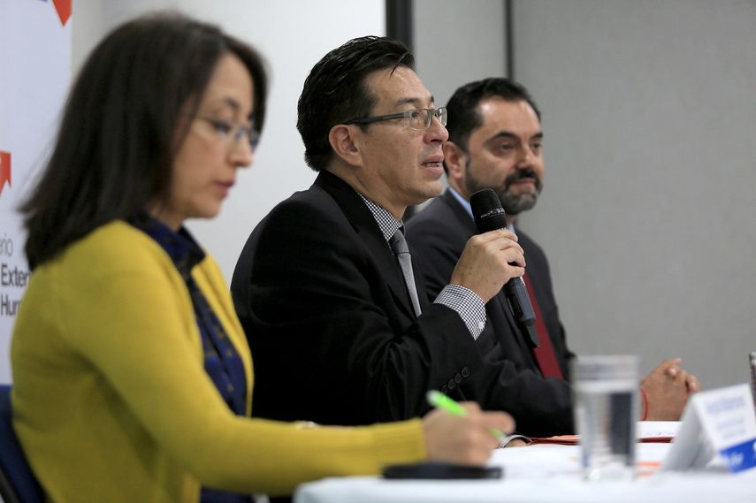 El ministro de&nbsp;Educación&nbsp;ecuatoriano, Fander Falconí (c), habla durante el lanzamiento de un proyecto de&nbsp;educación&nbsp;a distancia para los emigrantes ecuatorianos que residen en Estados Unidos.&nbsp;