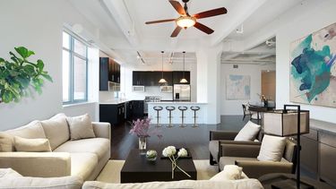 Cocina-comedor y sala de una propiedad.