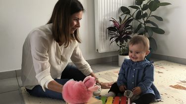 Sandrine Rudnicki, madre soltera de 38 a&ntilde;os, sonr&iacute;e al lado de su beb&eacute; de meses, Emilia, quien fue concebida a trav&eacute;s de fecundaci&oacute;n in vitro, el lunes 14 de octubre del 2019 en Saint-Pryve-Saint-Mesmin, cerca de Orleans, Francia.&nbsp;