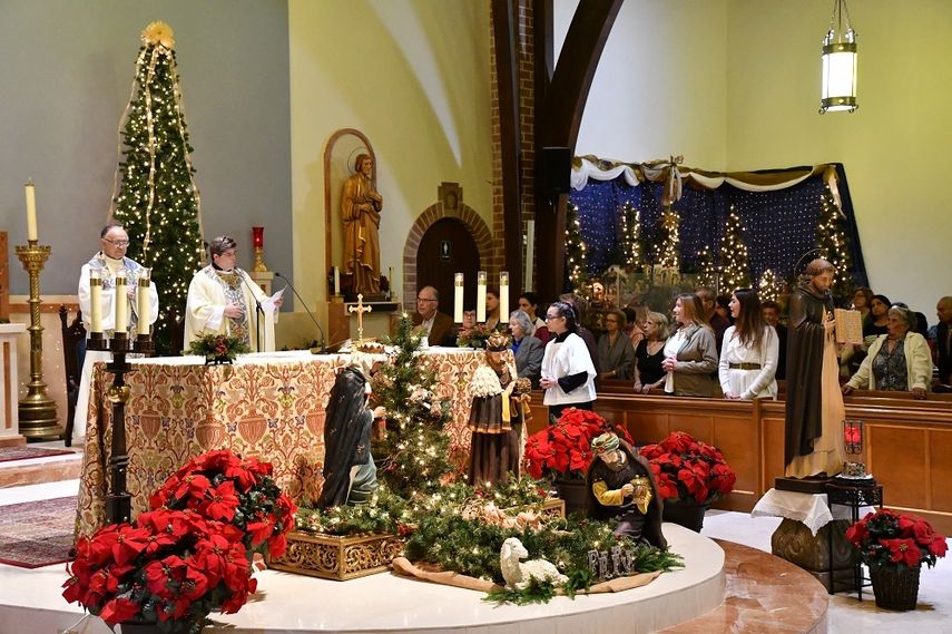 La celebración comenzó con una misa oficiada por el padre Francisco Hernández, artífice del evento.&nbsp;