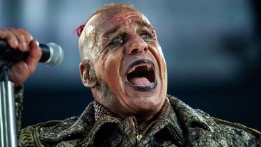 Till Lindemann, cantante de la banda Rammstein, se presenta en el escenario del estadio HDI-Arena en Hannover, en el norte de Alemania, durante un concierto de la gira Europa Stadion Tour el 2 de julio de 2019.