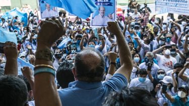 el candidato presidencial peruano, Rafael López Aliaga del partido Renovación Nacional participa en un mitin de campaña sin mantener distancia física en el emporio textil Gamarra en Lima el 27 de marzo de 2021. Perú celebrará elecciones generales el 11 de abril de 2021. Candidatos peruanos que se postulan para la presidencia y las elecciones legislativas del 11 de abril, siga desafiando el coronavirus con manifestaciones de campaña que reúnen a decenas de seguidores a pesar del alarmante número de infecciones en el país.