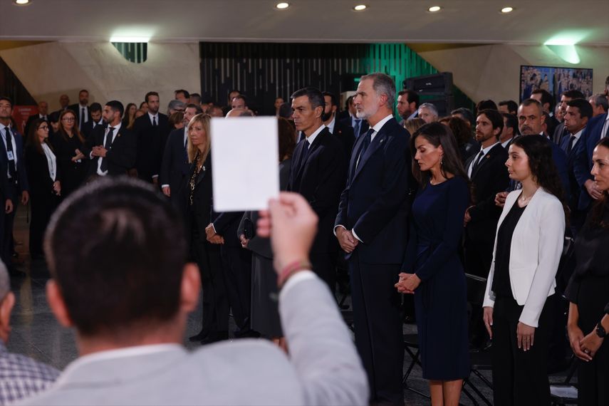 El presidente del Gobierno, Pedro Sánchez; y los reyes Felipe VI y Letizia; durante el homenaje a las víctimas de la dana, en el Museo de las Ciencias Príncipe Felipe, a 29 de octubre de 2025, en Valencia, Comunidad Valenciana (España).&nbsp;