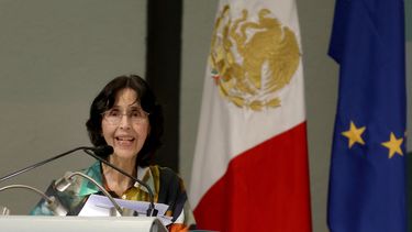 La escritora mexicana Coral Bracho pronuncia un discurso después de recibir el Premio Literario FIL en Lenguas Romances durante el primer día de la Feria Internacional del Libro de Guadalajara en Guadalajara, estado de Jalisco, México, el 25 de noviembre de 2023.