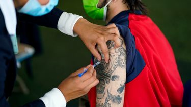 Una trabajadora de salud administra una dosis de la vacuna de Pfizer contra el COVID-19 durante la campaña de vacunación para personas de 18 a 29 años, el jueves 19 de agosto de 2021, en la Ciudad de México