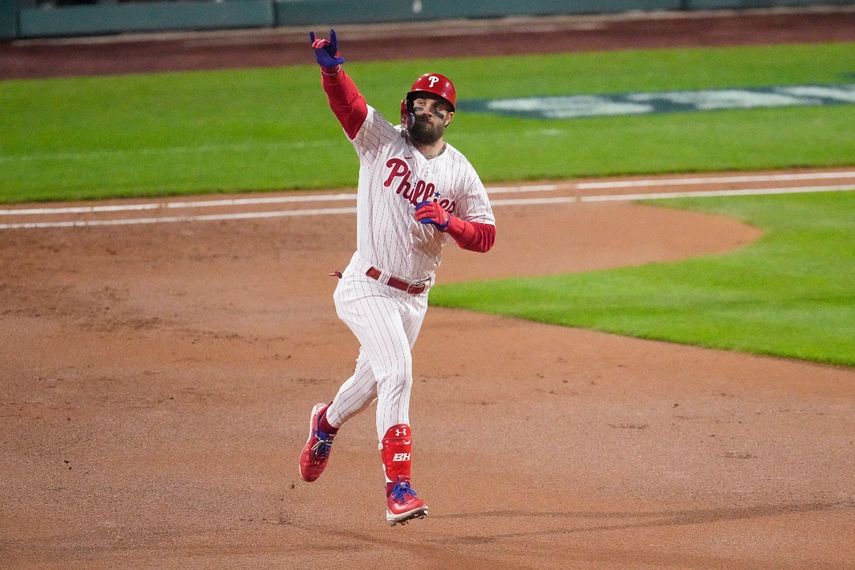 Bryce Harper, de los Filis de Filadelfia, festeja su jonrón de dos carreras en el tercer juego de la Serie Mundial ante los Astros de Houston, el martes 1 de noviembre de 2022
