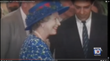 Una captura de pantalla de un reportaje de Local 10 News transmitido el 9 de septiembre de 2022 muestra imágenes de la reina Isabel II durante su visita a Miami, donde compartió con el entonces alcalde de la ciudad, Xavier Suárez. 