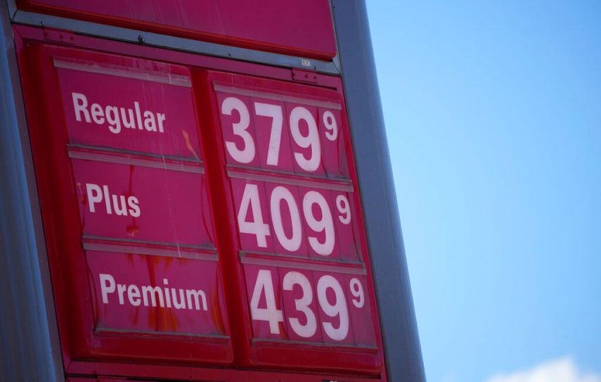 Precios de la gasolina una estación de combustible cerca de Denver, Colorado. &nbsp;