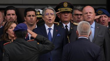 El presidente ecuatoriano Guillermo Lasso entona el himno de su país al salir de la Asamblea Nacional después de dirigirse a una sesión en la que los legisladores de la oposición buscan juzgarlo por acusaciones de malversación de fondos en Quito, Ecuador.