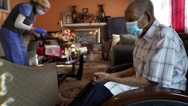 Edouard Joseph, de 91, atendido por una geriatra en su casa en el vecindario de Mattapan, en Boston, el 11 de febrero de 2021.&nbsp;