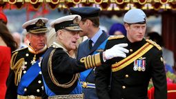 En esta foto de archivo tomada el 3 de junio de 2012, miembros de la familia -Carlos III, Felipe, William y Harry- hablan a bordo del Spirit of Chartwell durante el Diamante del Támesis.&nbsp;
