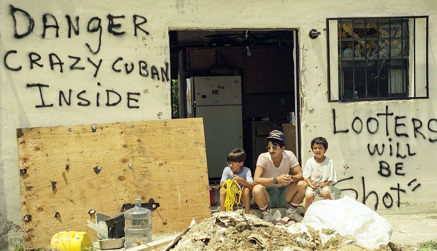 Orlando Somante, acompañado de sus hijos, frente a su casa destruida.&nbsp;