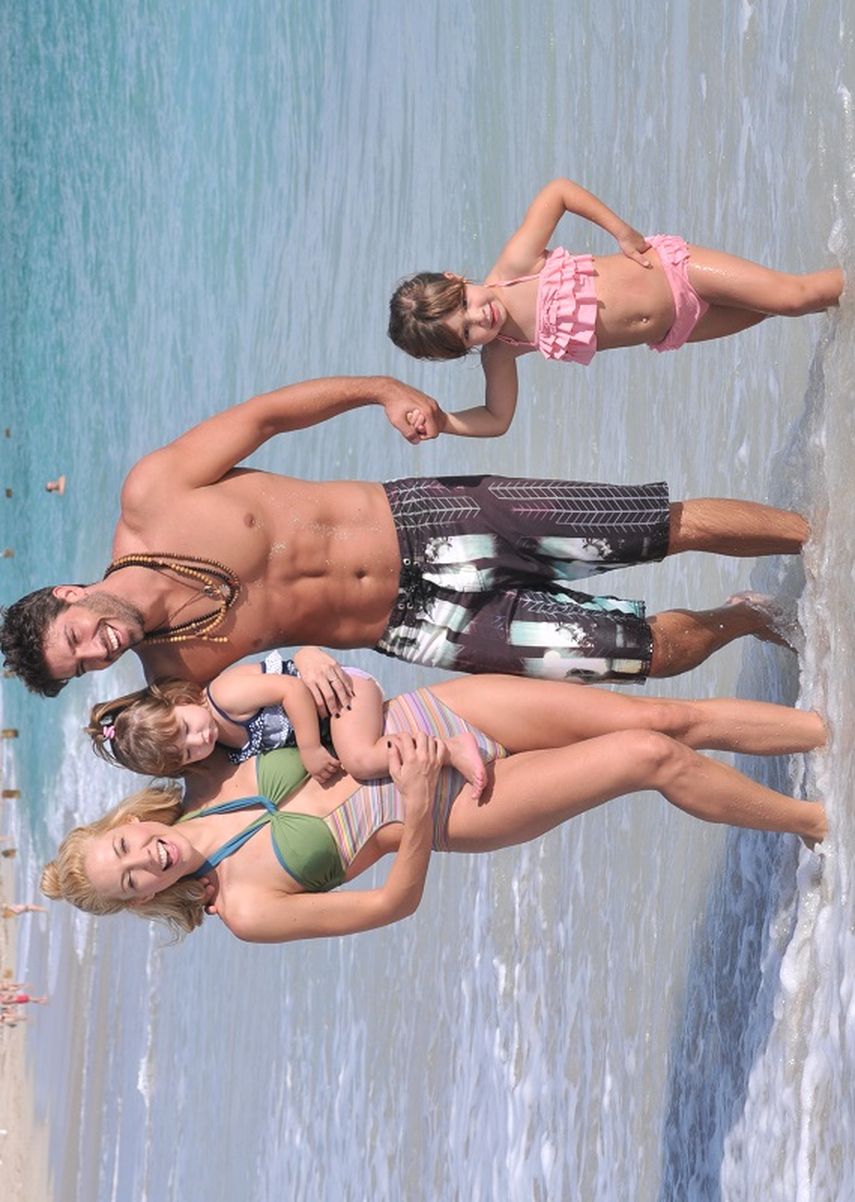David Chocarro posa junto a su esposa Carlina Laursen  y sus hijas Allegra y Brigitta. (CORTESÍA)