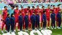 El equipo de Irán espera por el himno nacional antes del juego contra Inglaterra, como parte del Grupo B del Mundial de Catar, en el Khalifa International Stadium de Doha, el lunes 21 de noviembre de 2022.