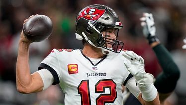Tom Brady, quarterback de los Buccaneers de Tampa Bay, lanza un pase ante los Saints de Nueva Orleáns, en el juego del domingo 18 de septiembre de 2022&nbsp;
