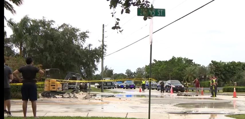 Un pequeño sumidero se formó el sábado en la entrada de una comunidad cerrada de Cooper City.
