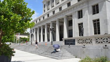 Vista parcial de la fachada del tribunal civil de Miami-Dade.