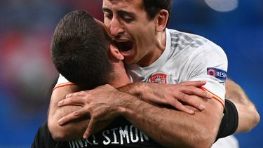 El delantero de España Mikel Oiarzabal y el portero español Unai Simón celebran tras conseguir el boleto a semifinales de la Eurocopa