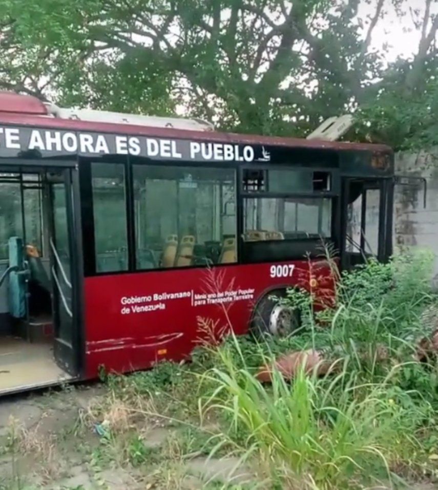 Captura de video que muestra el deterioro del transporte público en un cementerio de autobuses en Venezuela.&nbsp;