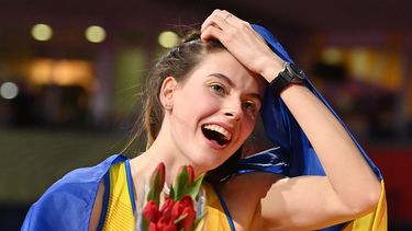 La ganadora Yaroslava Mahuchikh de Ucrania celebra después de la victoria en la final de salto de altura femenino durante el Campeonato Mundial de Atletismo Indoor 2022 en el Stark Arena, en Belgrado, el 19 de marzo de 2022. &nbsp;