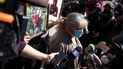 La periodista Sonia de Anda da una declaración mientras los periodistas protestan por los asesinatos de sus colegas Lourdes Maldonado y Margarito Martínez, frente a la sede de la Policía de Tijuana en Tijuana, estado de California, México, el 24 de enero de 2022.