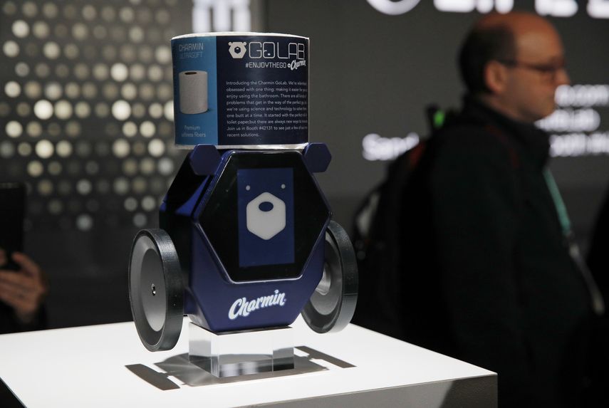 El RollBot Charmin es mostrado durante una conferencia de prensa de Procter & Gamble antes del show internacional CES, en Las Vegas.
